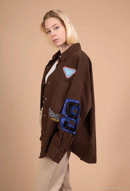 Oversized varsity-style shirt with embroidered patches – trendy street look