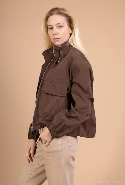 Lightweight zip-up jacket with stand-up collar and flap pockets – urban sportswear look