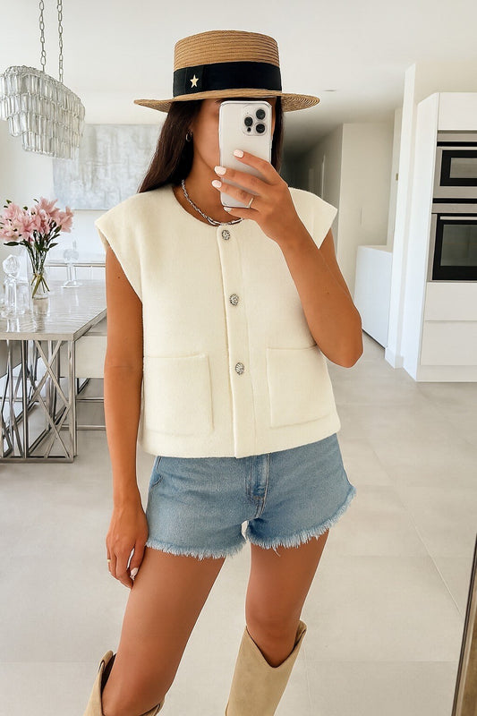 Gold -eyed sleeveless vest with golden button