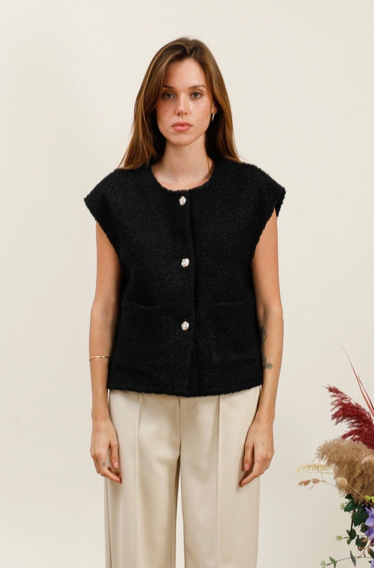 Gold -eyed sleeveless vest with golden button