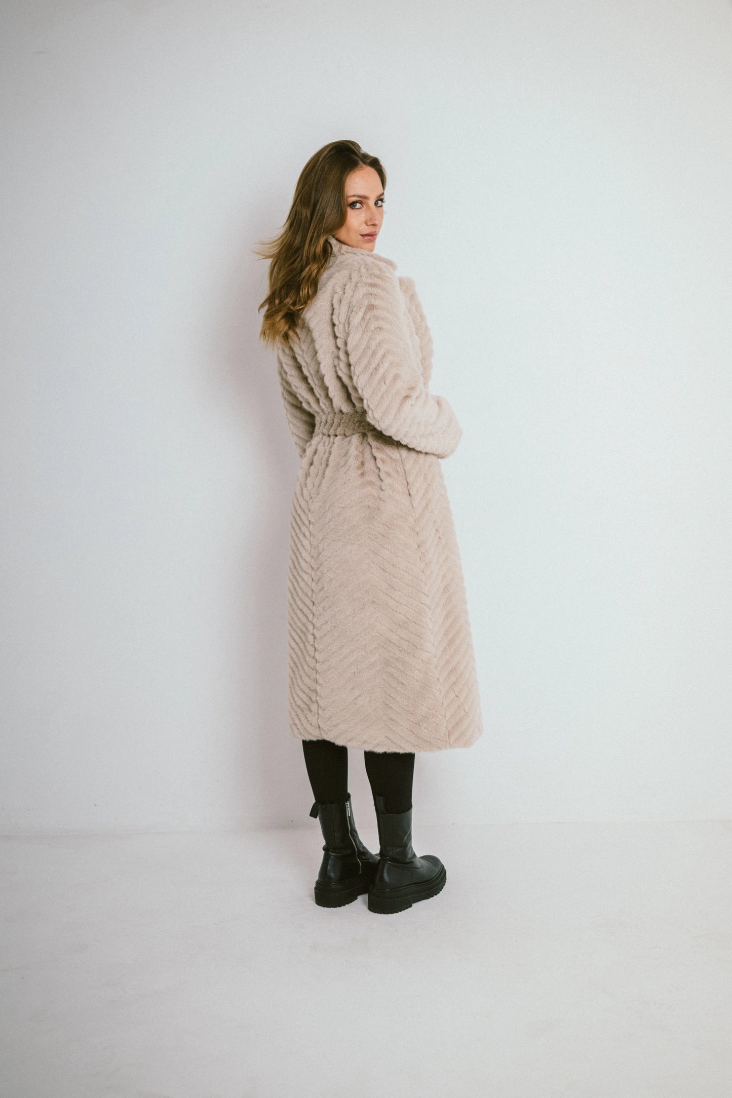 Long faux fur coat with herringbone pattern – Integrated belt