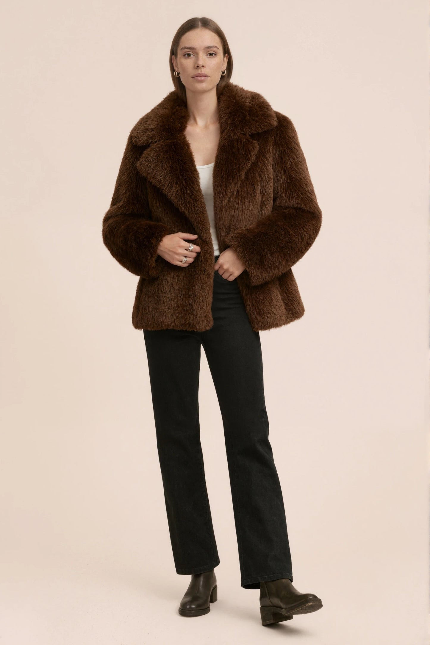 MONROE – Short faux fur jacket with a wide double-layered collar