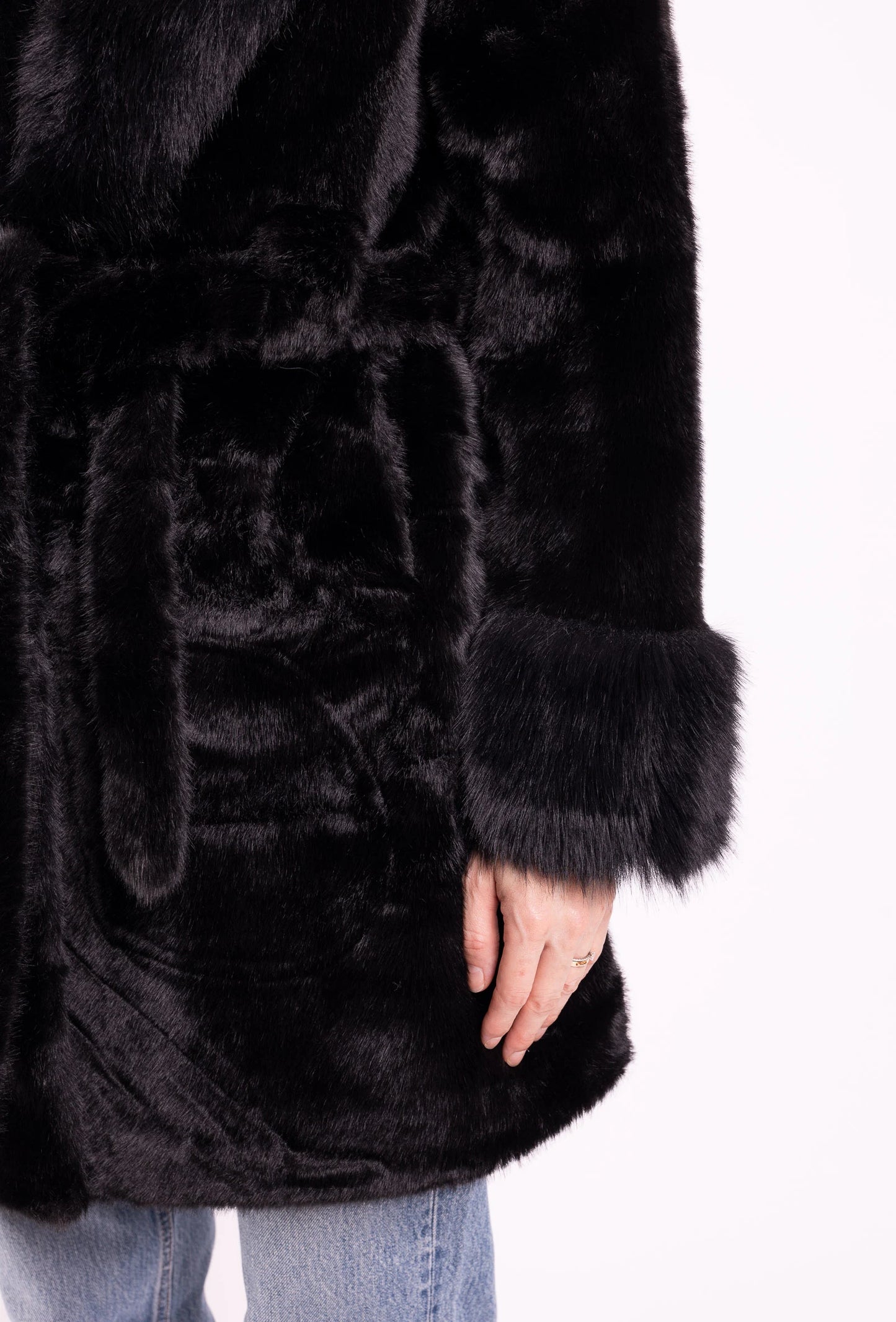 AURA – Belted faux fur jacket with a premium look