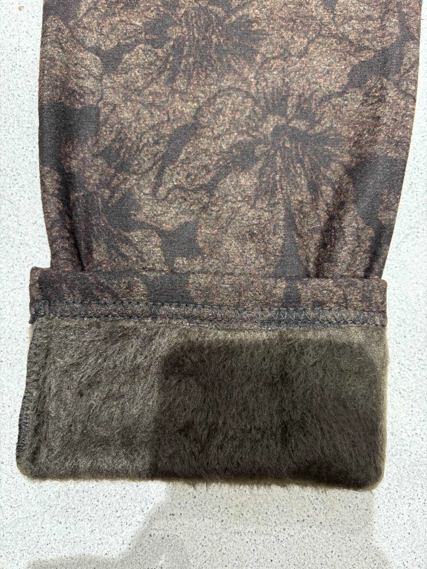 Pants with elegant flowered patterns