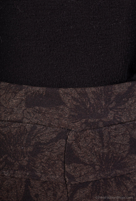 Pants with elegant flowered patterns