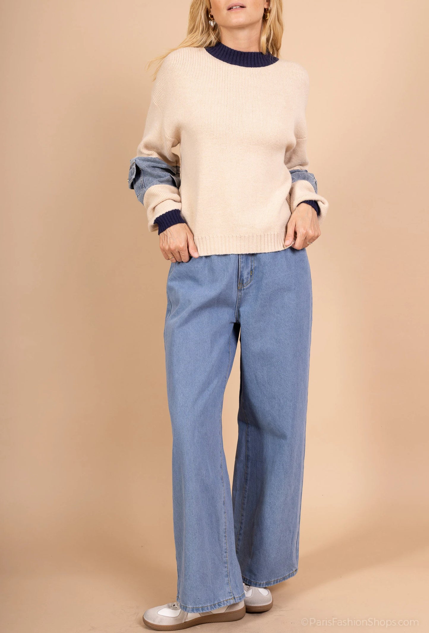 Wide-leg jeans with elastic waist and relaxed fit