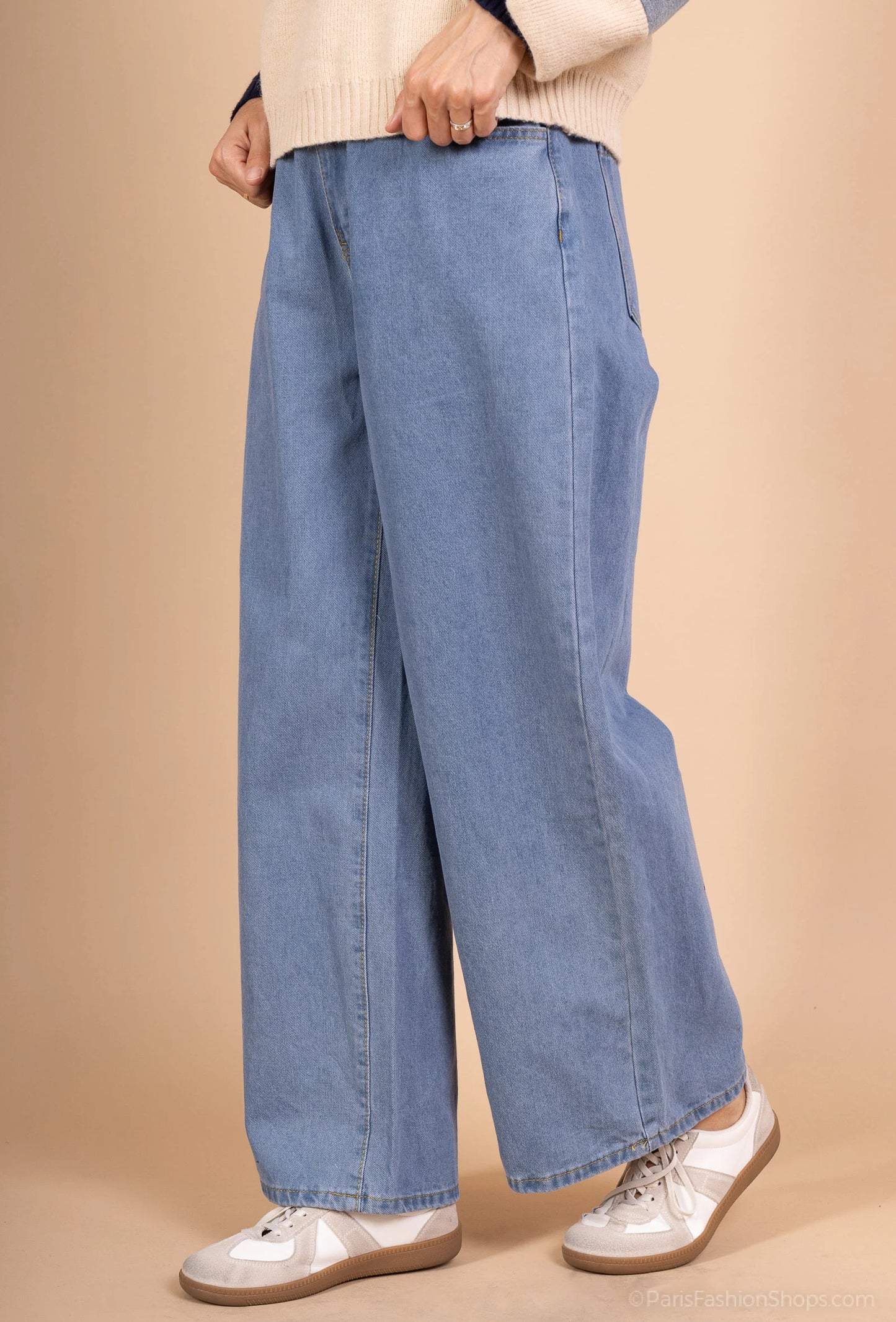 Wide-leg jeans with elastic waist and relaxed fit