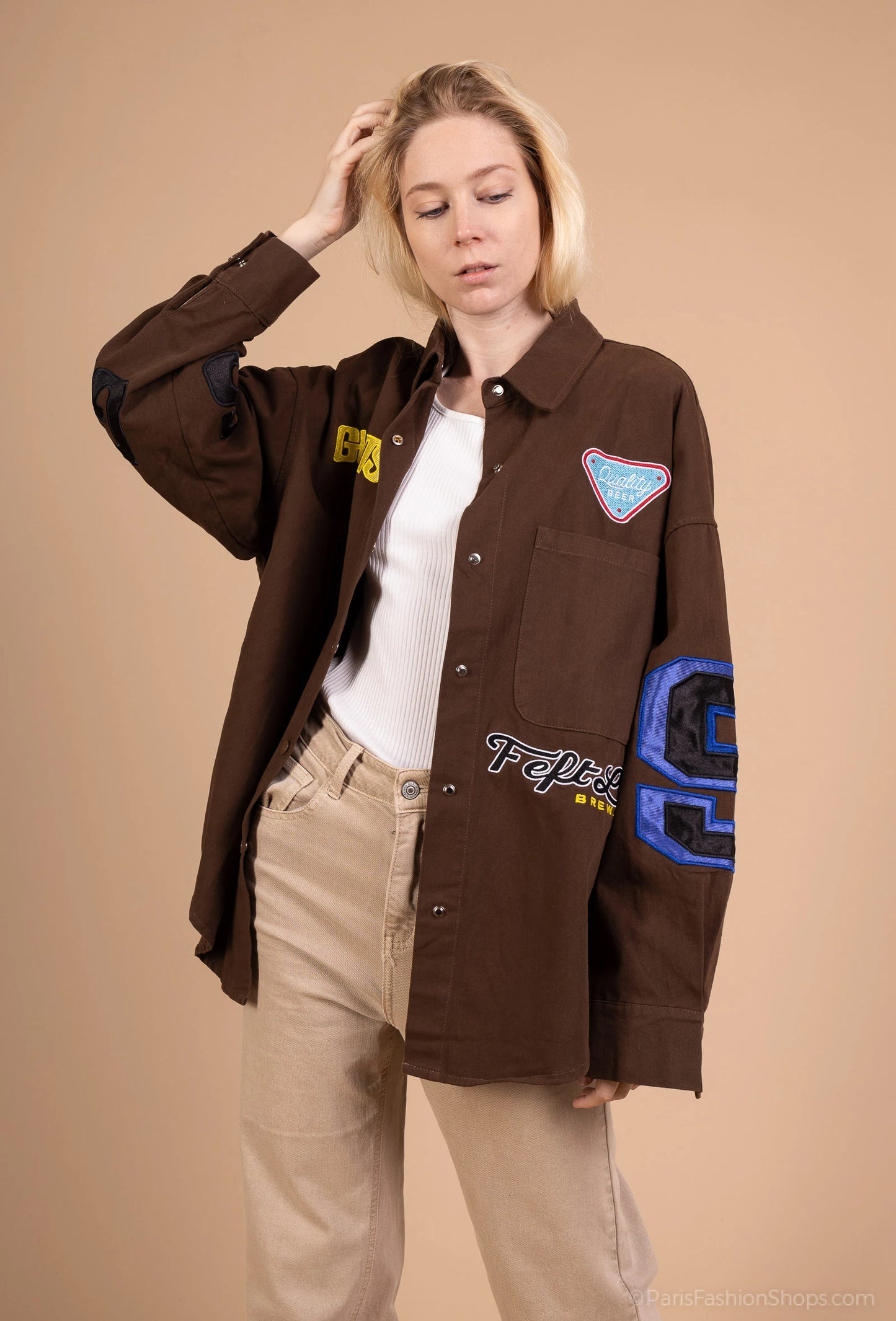 Oversized varsity-style shirt with embroidered patches – trendy street look