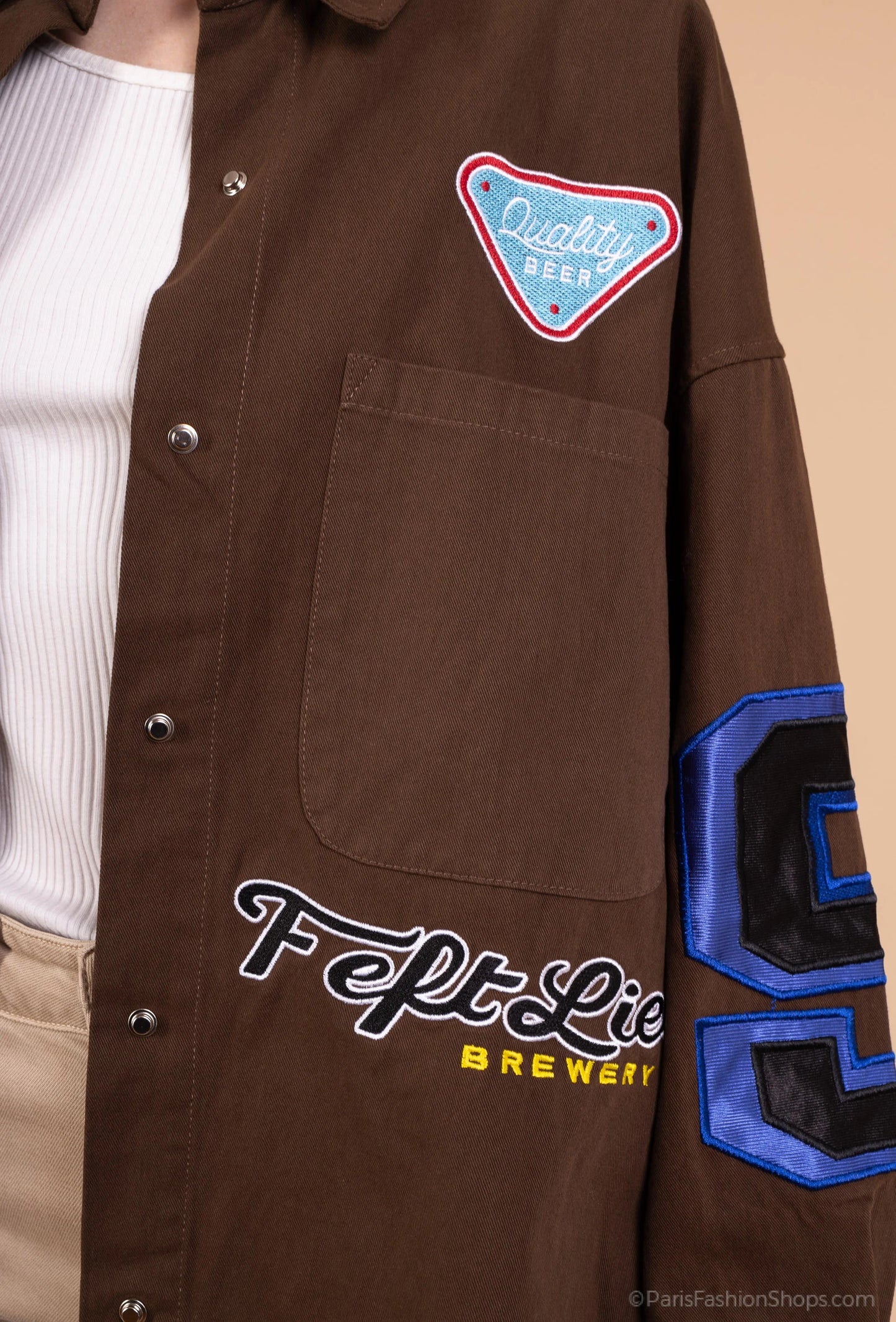 Oversized varsity-style shirt with embroidered patches – trendy street look