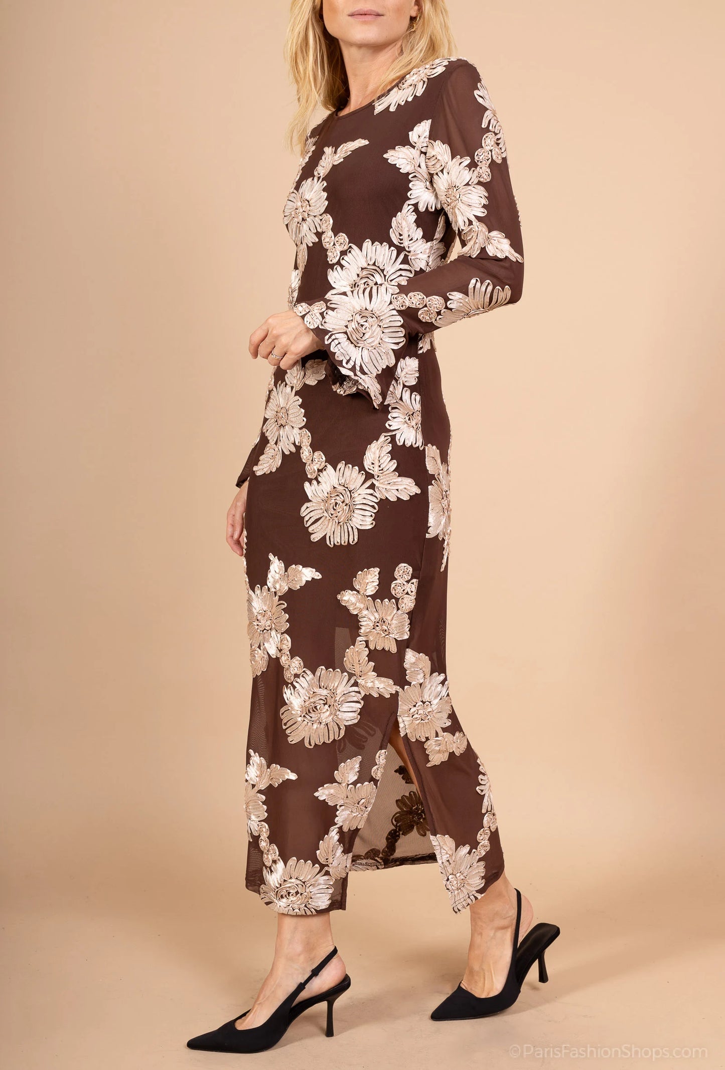 Embroidered mermaid gown – floral elegance in relief