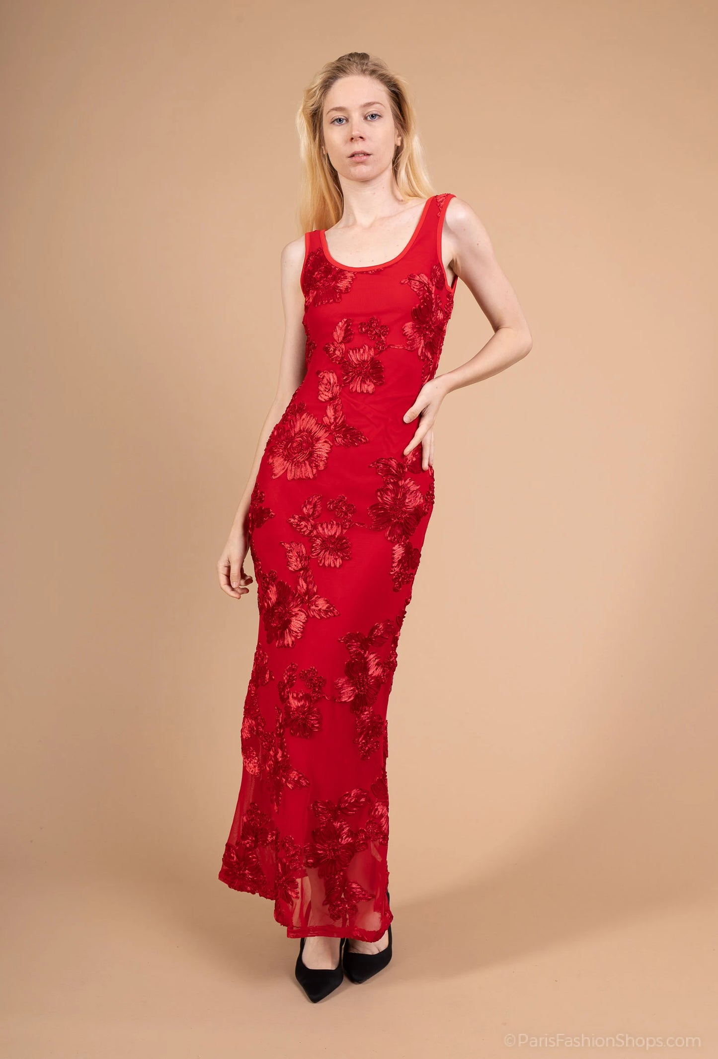Long fitted dress with embroidered flowers – feminine and sophisticated elegance