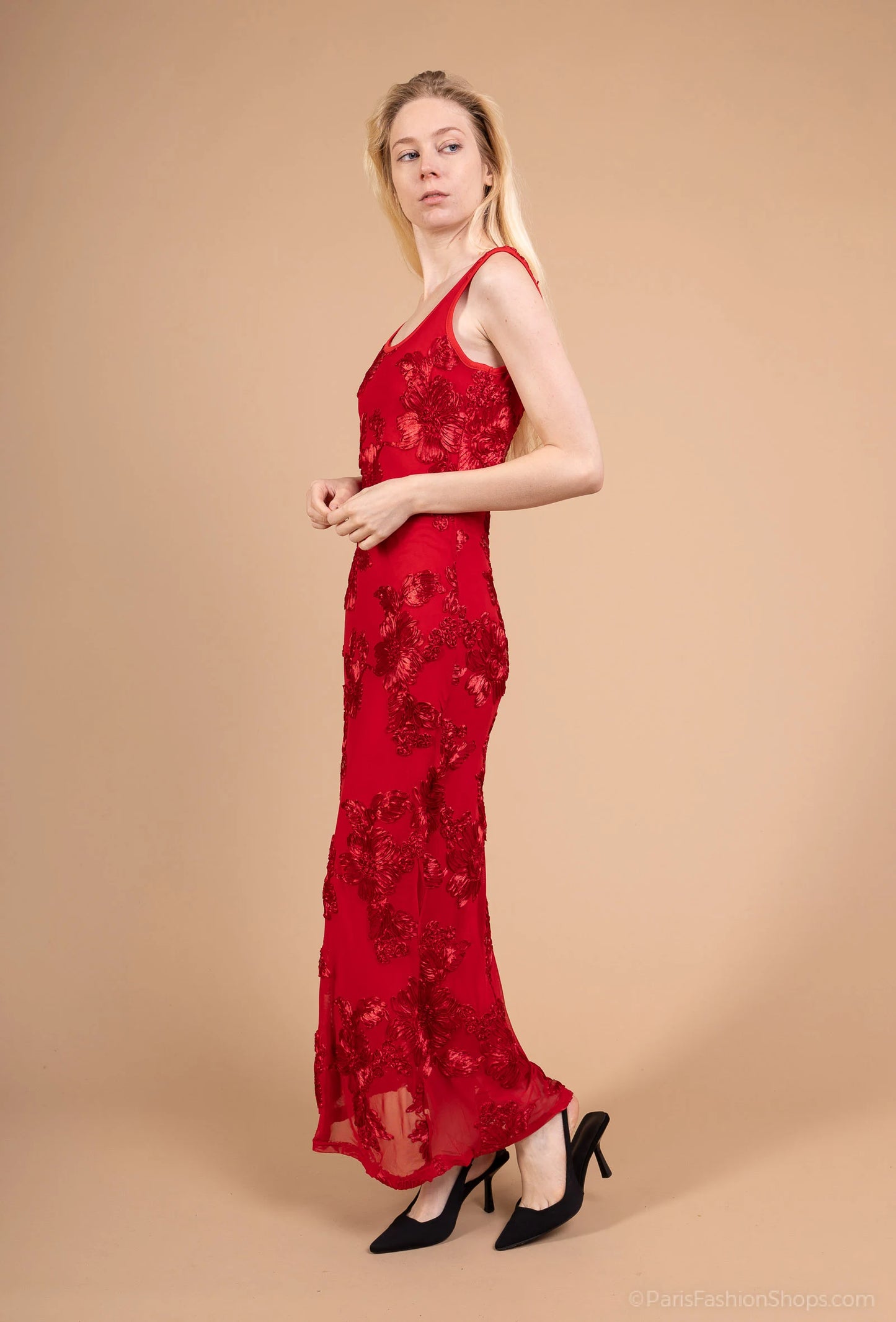 Long fitted dress with embroidered flowers – feminine and sophisticated elegance