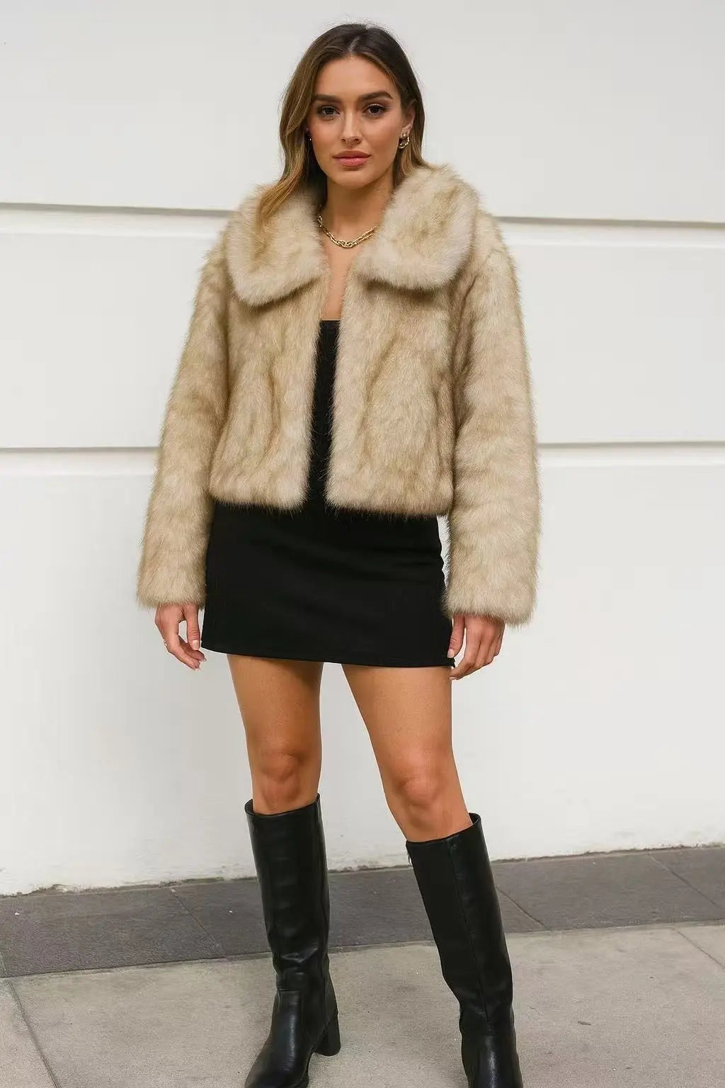 ASTORIA – Short premium faux fur jacket with a wide collar