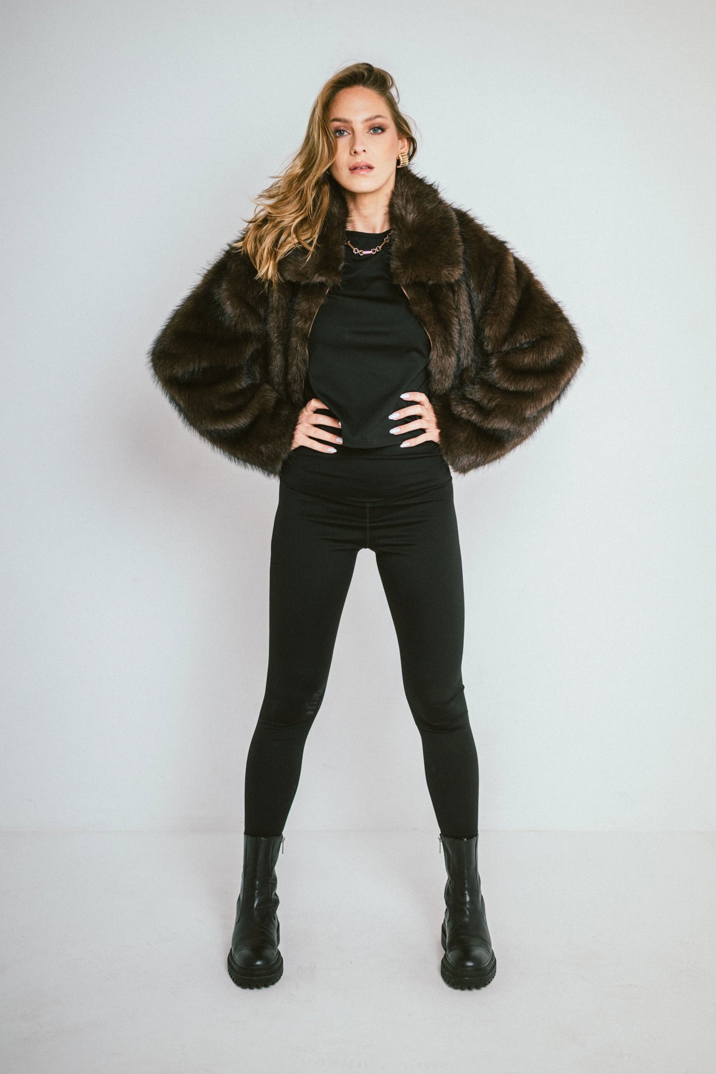 ASTORIA – Short premium faux fur jacket with a wide collar