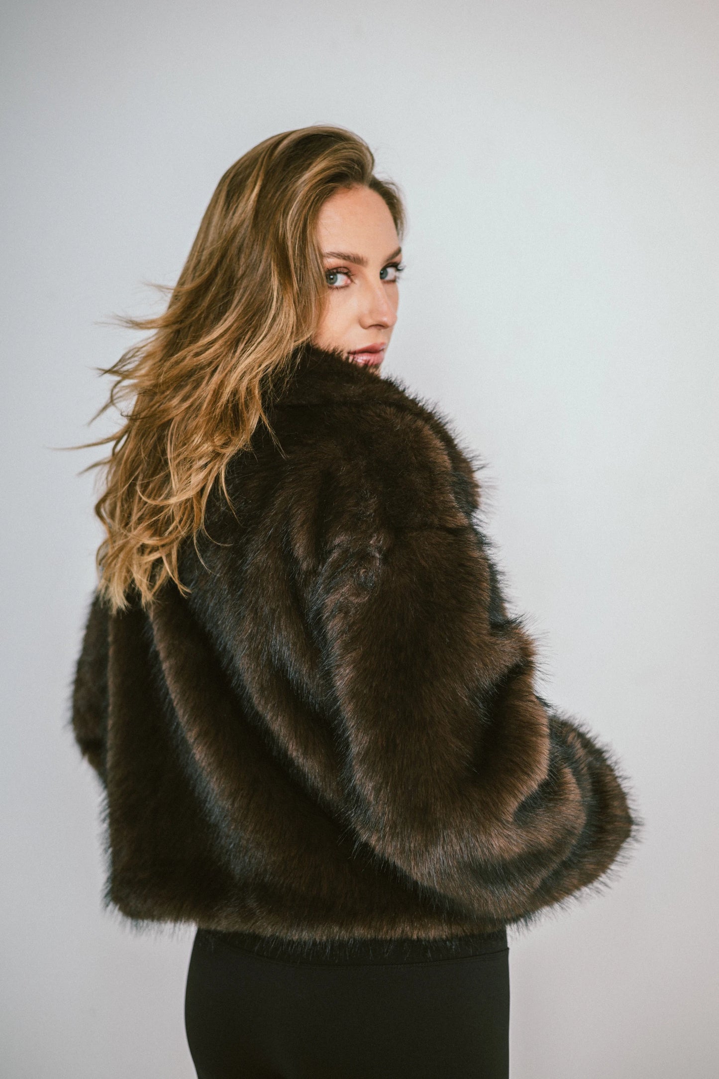 ASTORIA – Short premium faux fur jacket with a wide collar