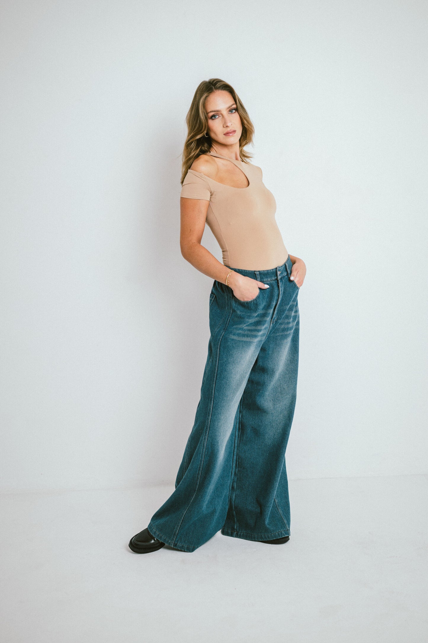 LOLA – Asymmetrical off-shoulder bodysuit