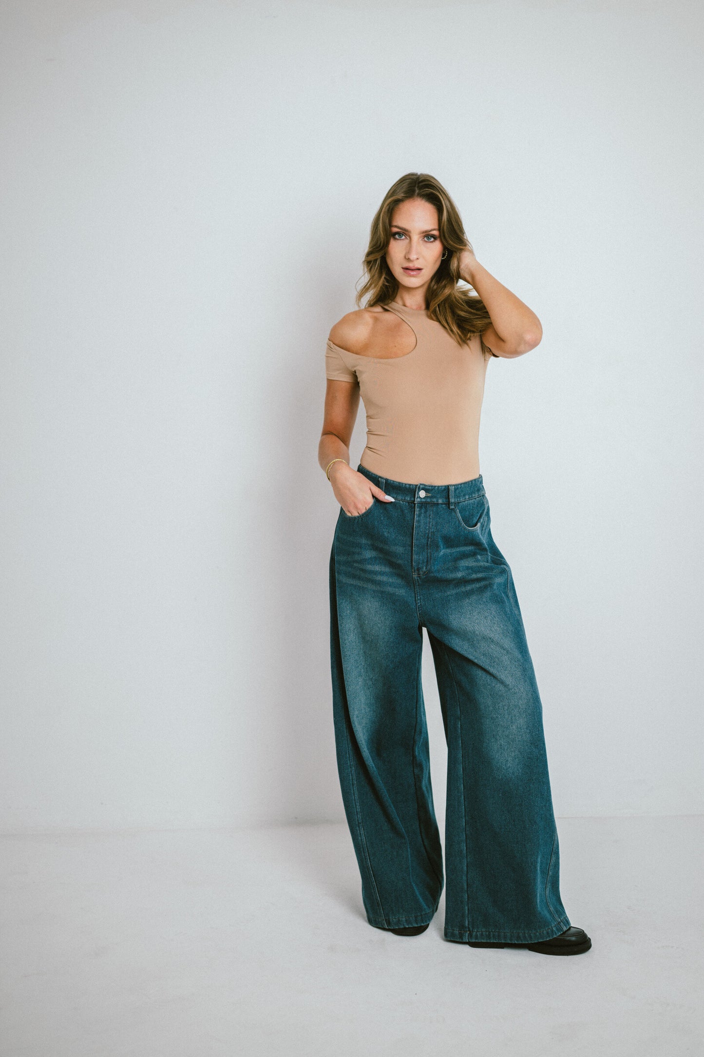 LOLA – Asymmetrical off-shoulder bodysuit