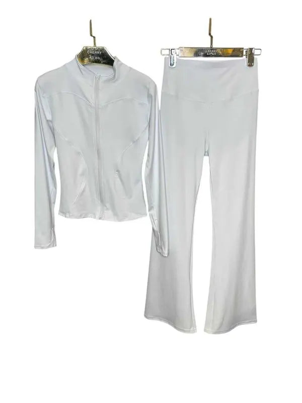 Close-fitting set with zip closure