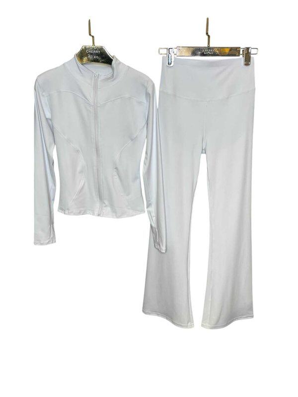 Close-fitting set with zip closure