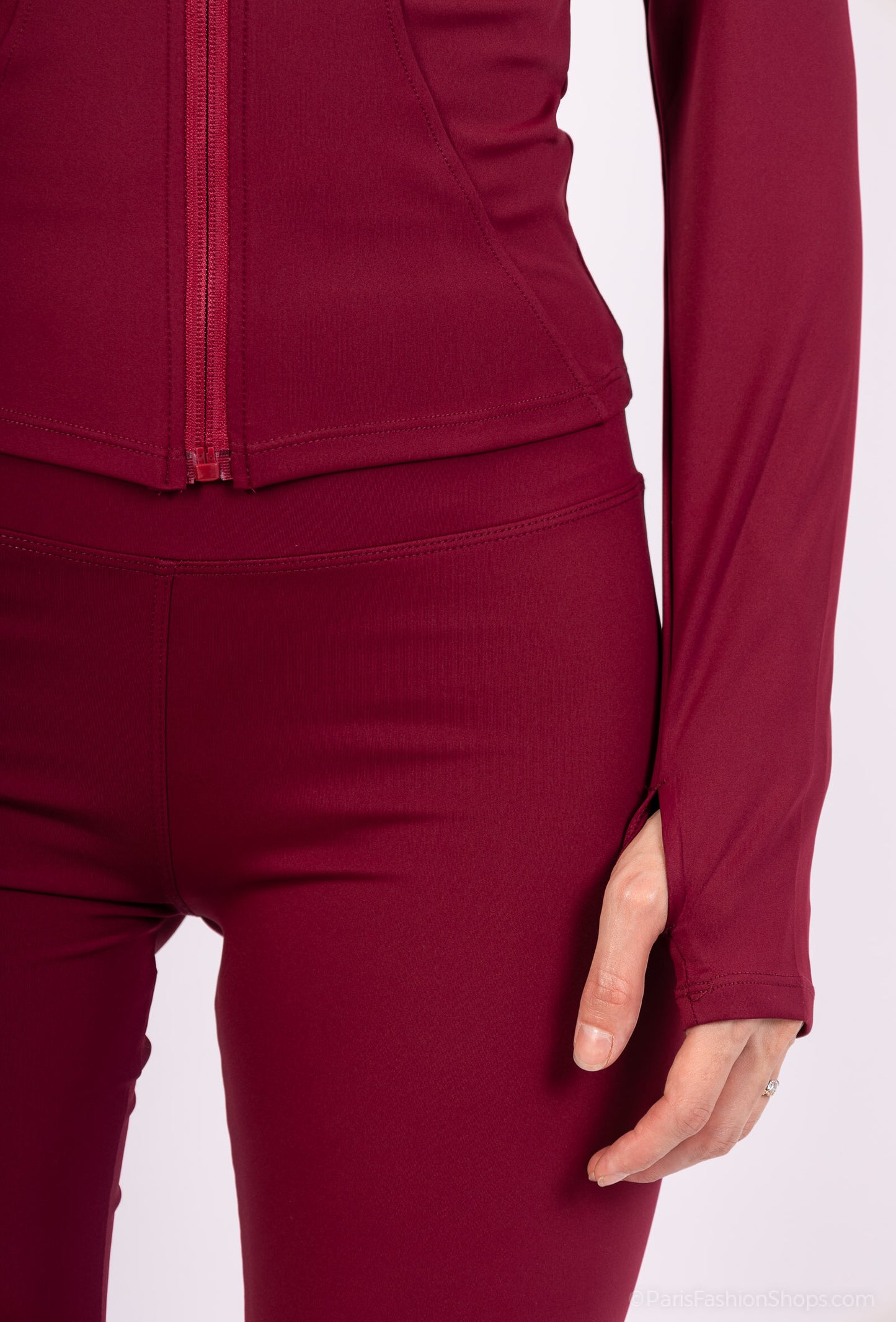 Close-fitting set with zip closure