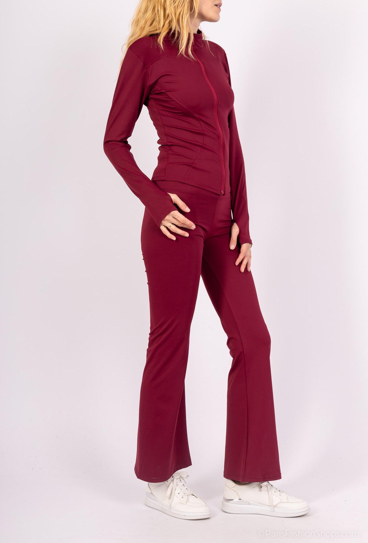 Close-fitting set with zip closure