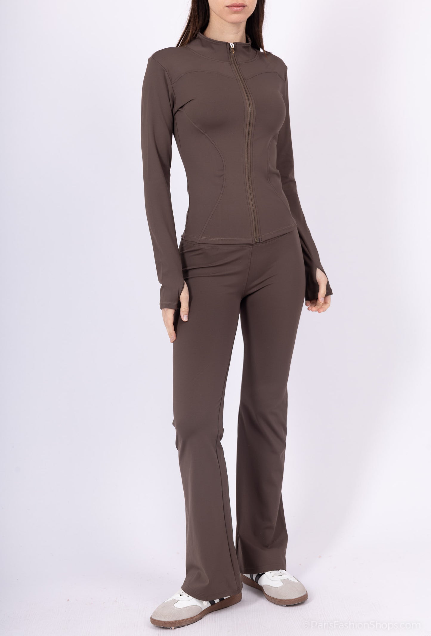 Close-fitting set with zip closure