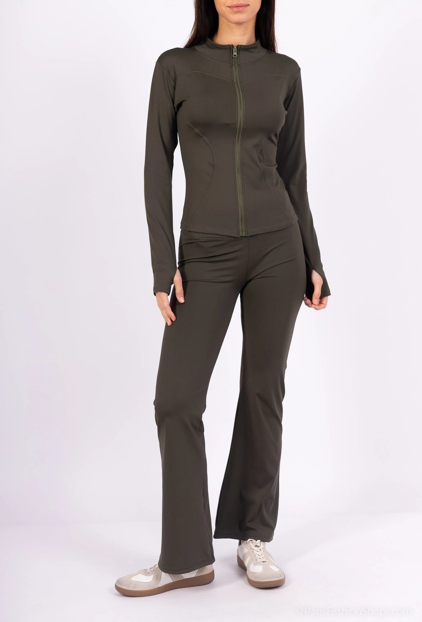 Close-fitting set with zip closure