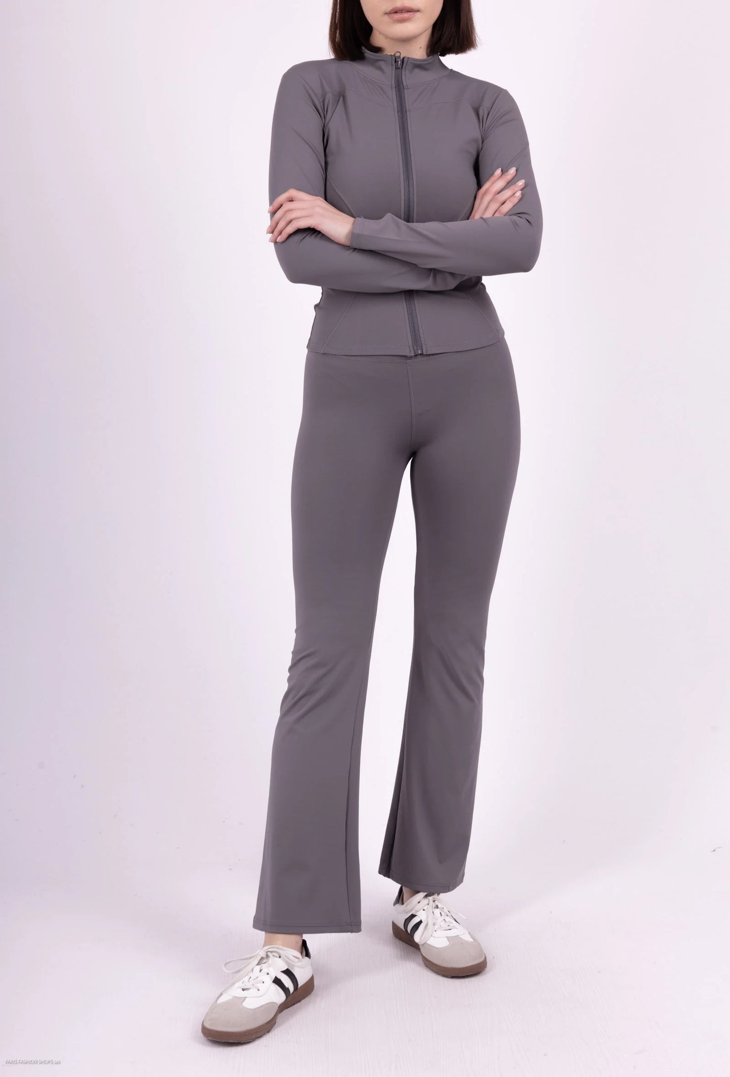 Close-fitting set with zip closure