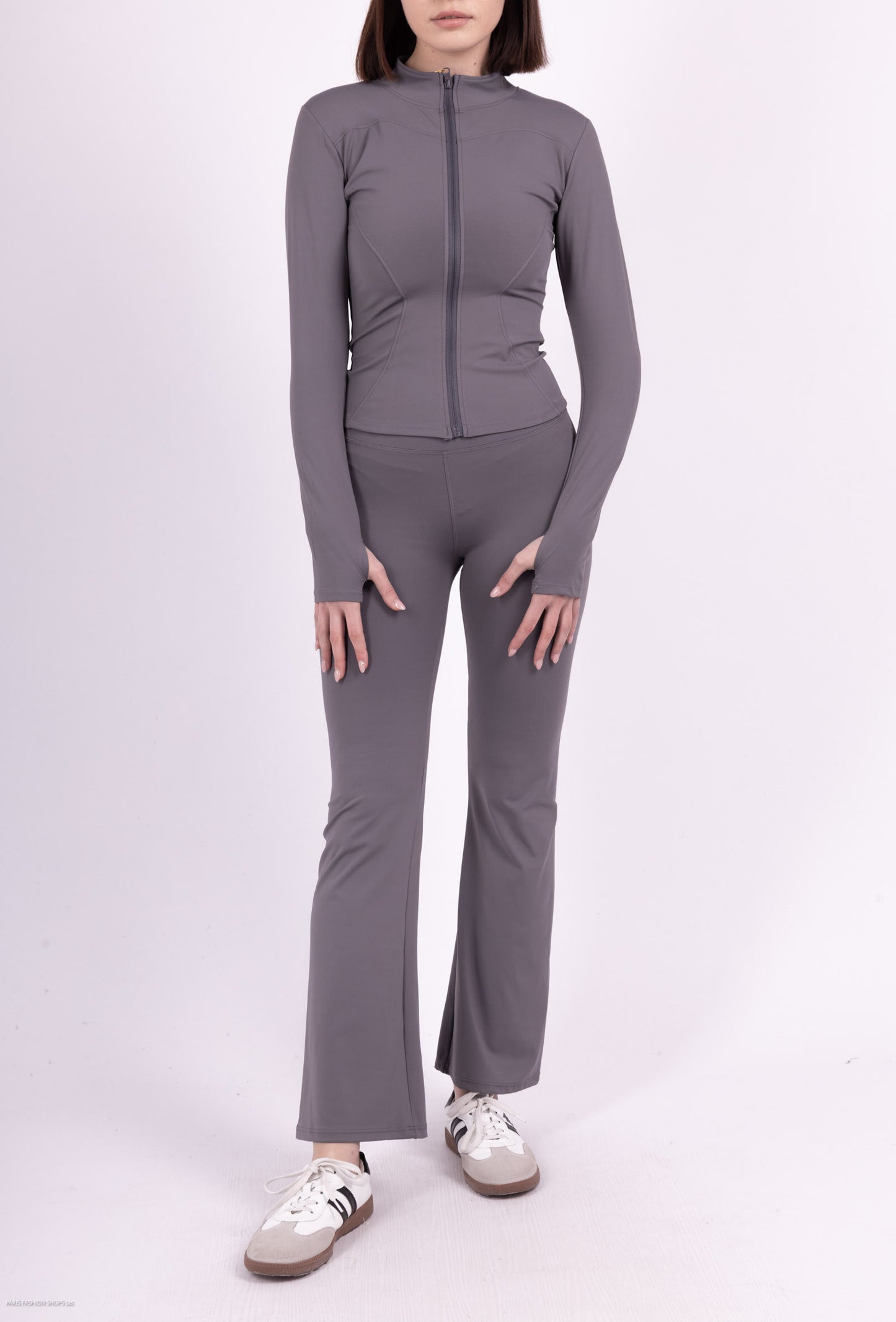 Close-fitting set with zip closure