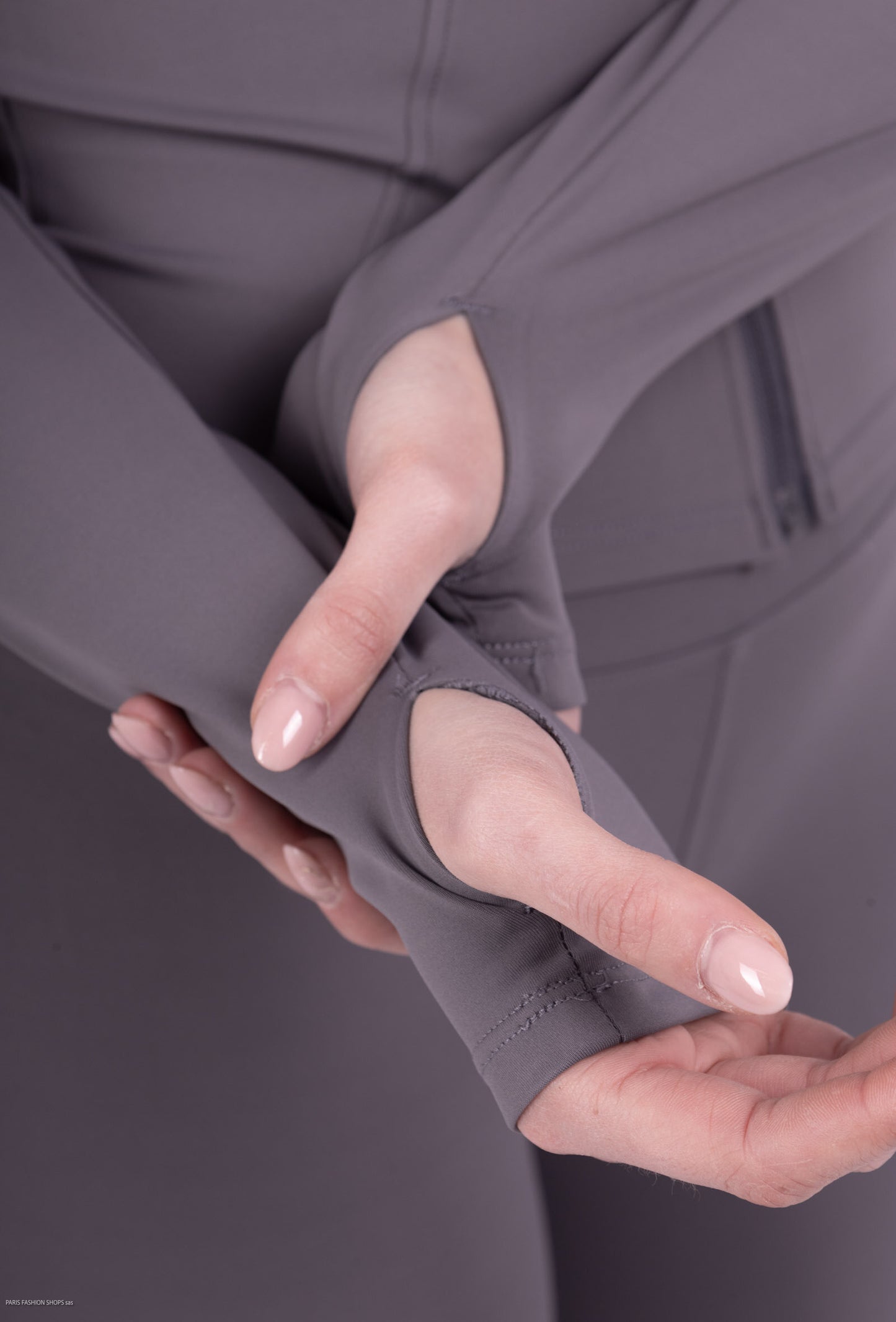 Close-fitting set with zip closure