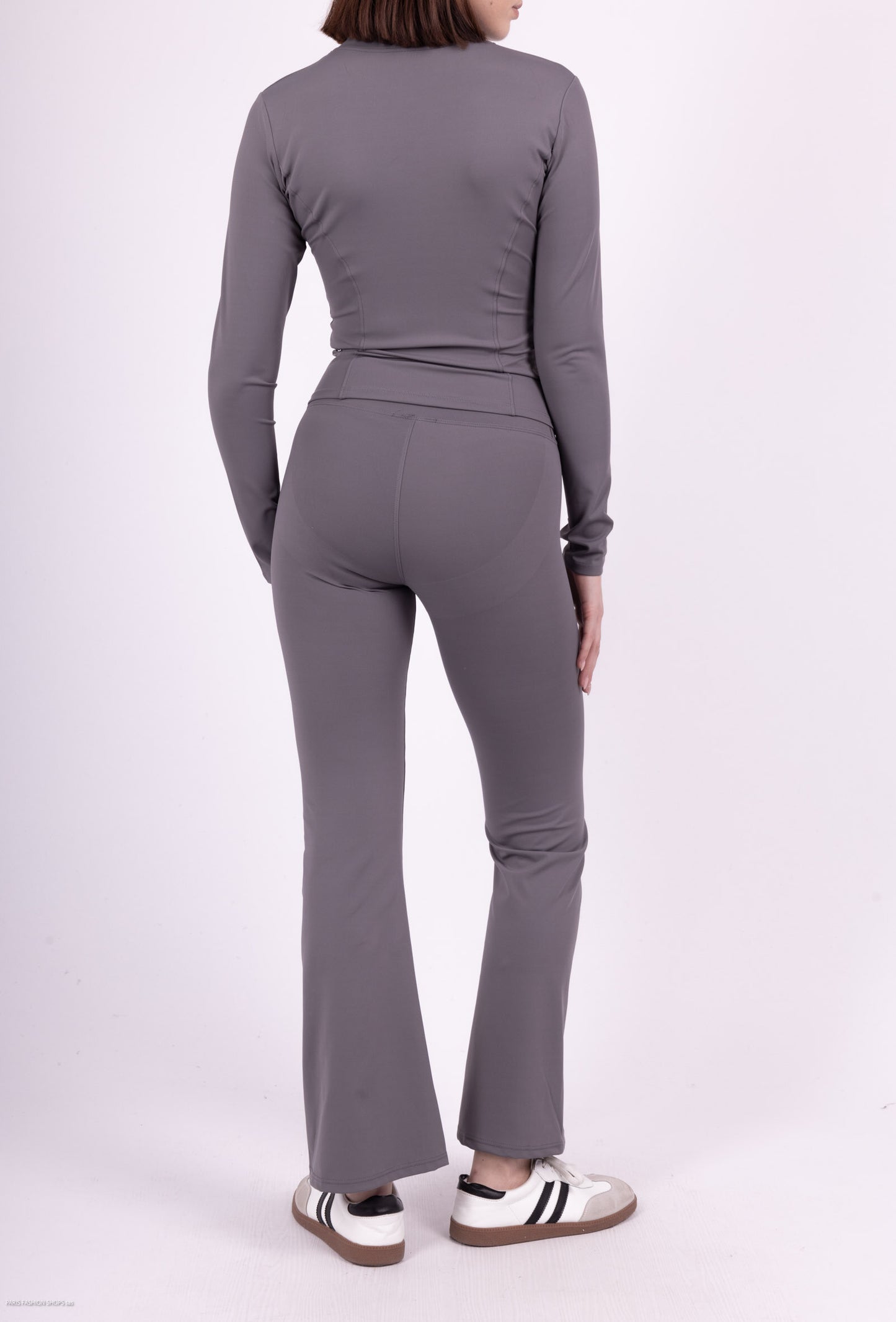 Close-fitting set with zip closure