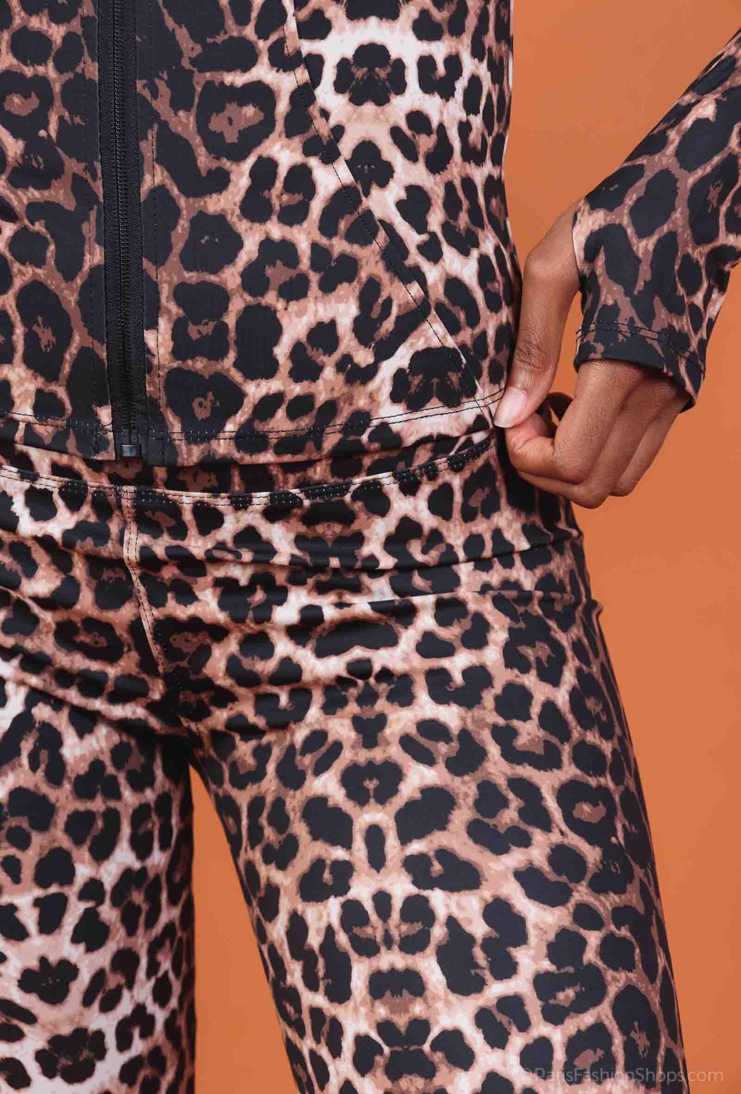 Close-fitting set with zip closure