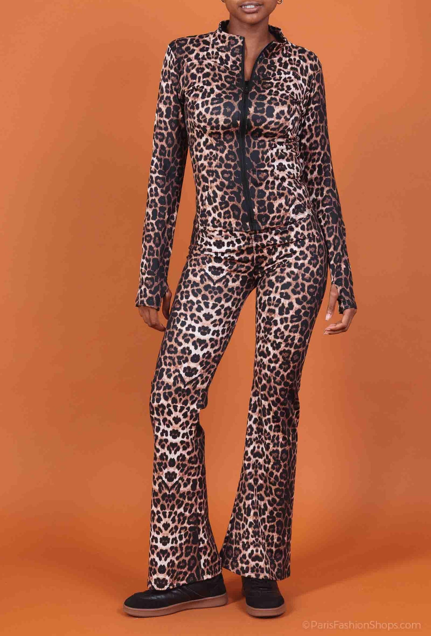 Close-fitting set with zip closure