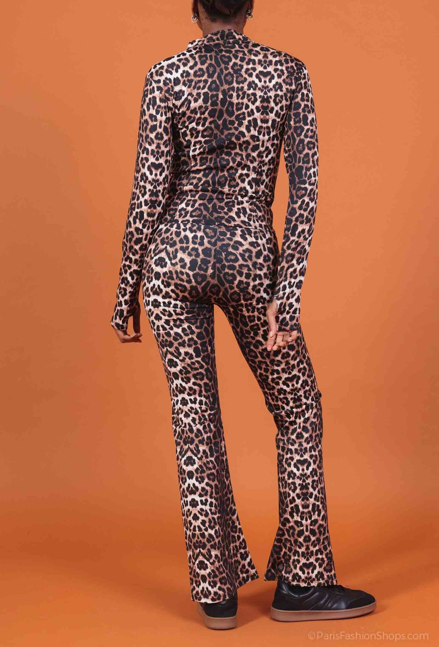 Close-fitting set with zip closure