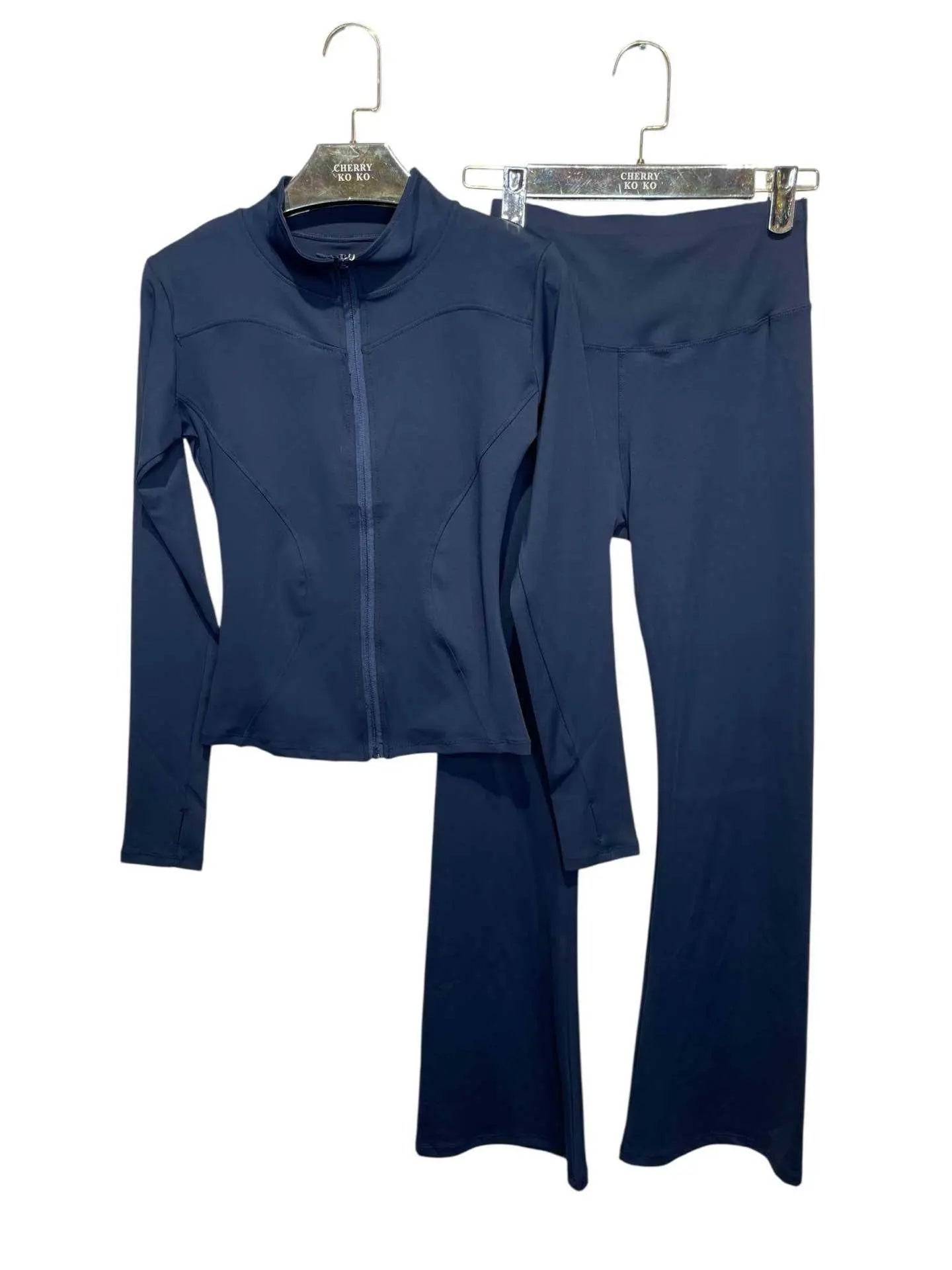 Close-fitting set with zip closure