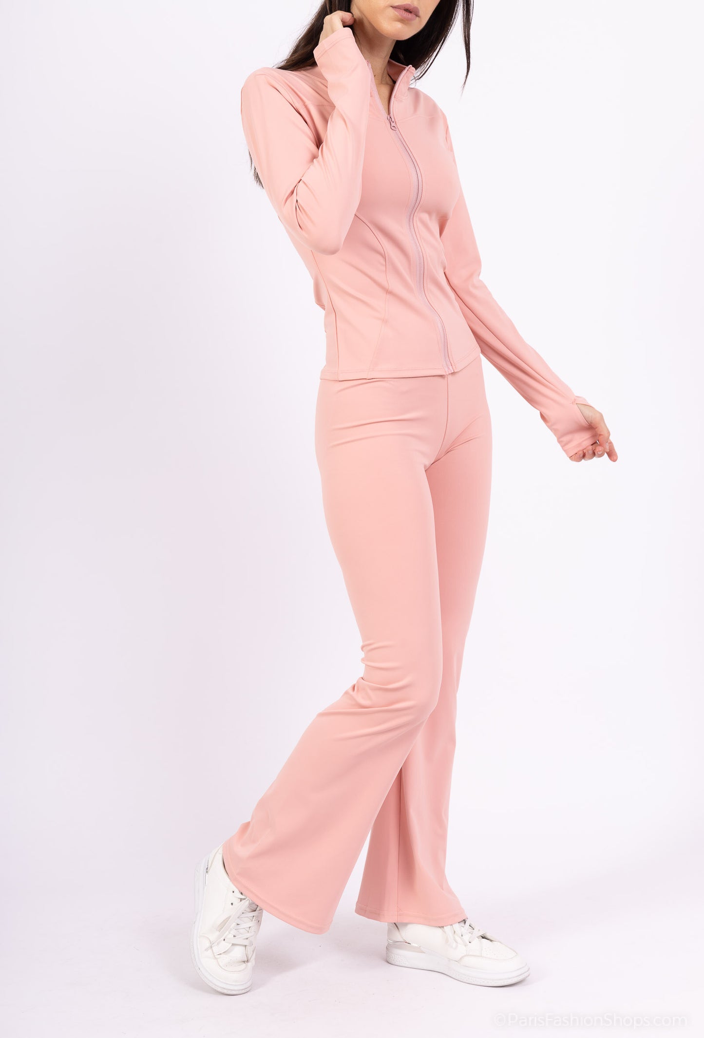 Close-fitting set with zip closure