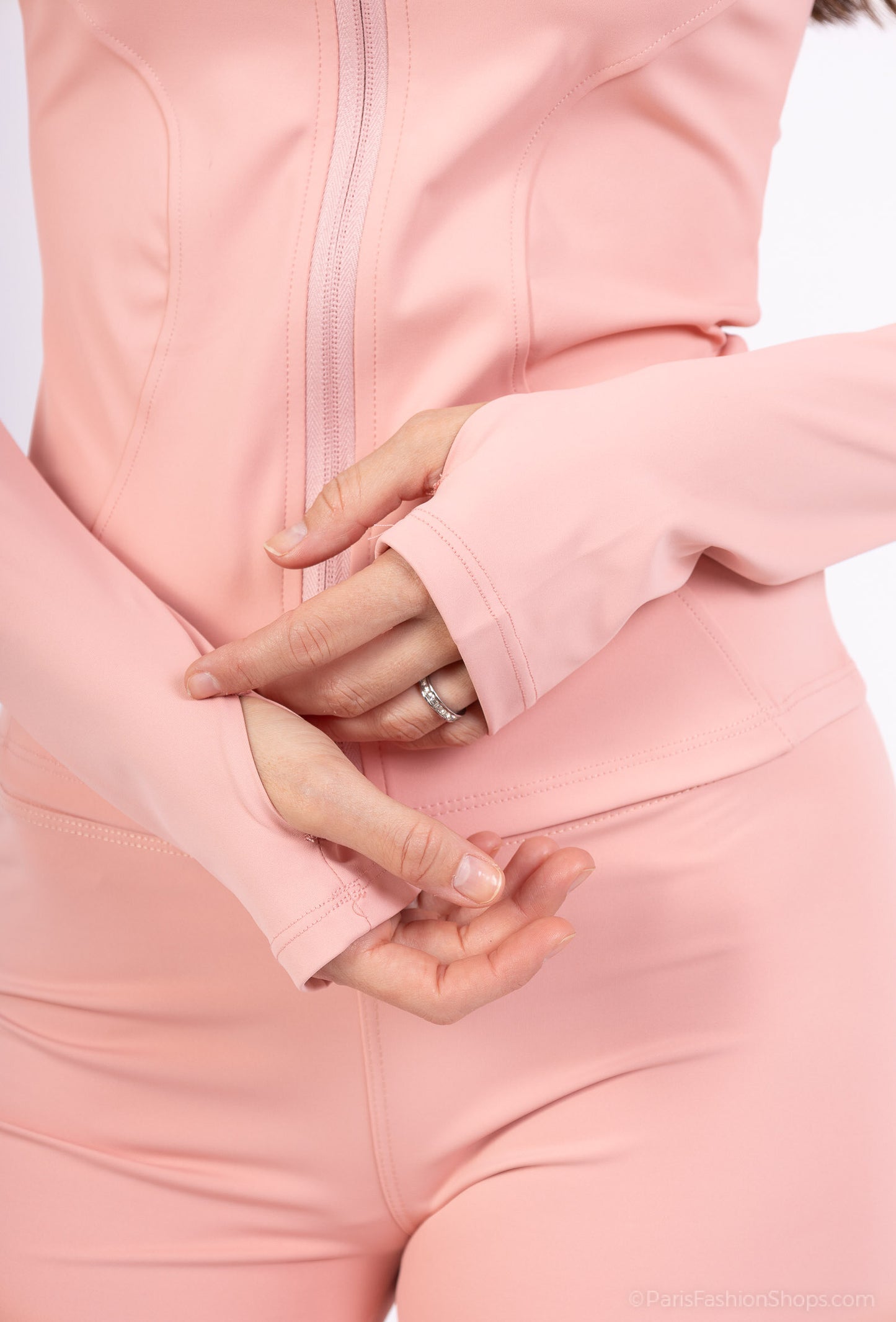 Close-fitting set with zip closure