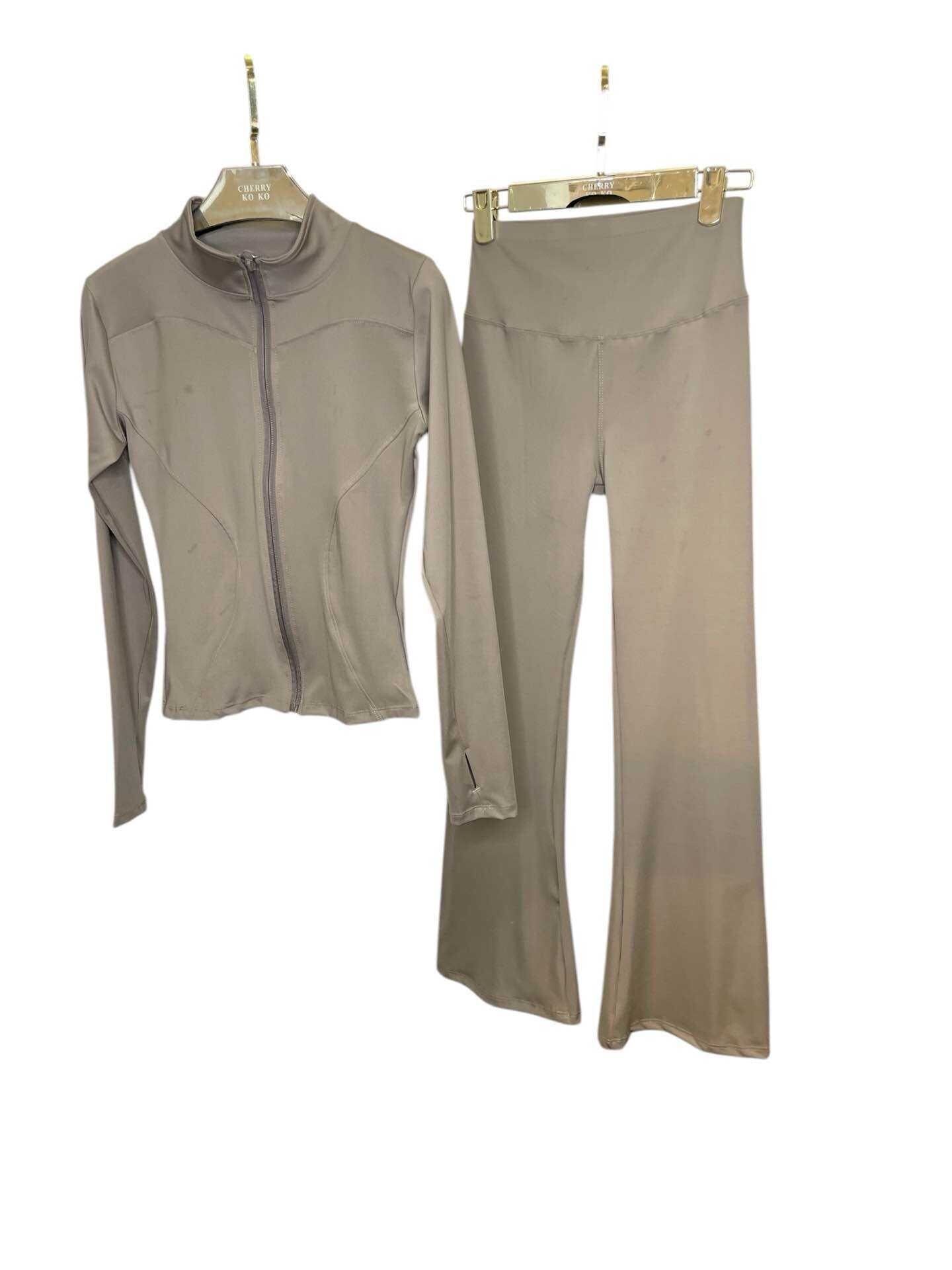 Close-fitting set with zip closure