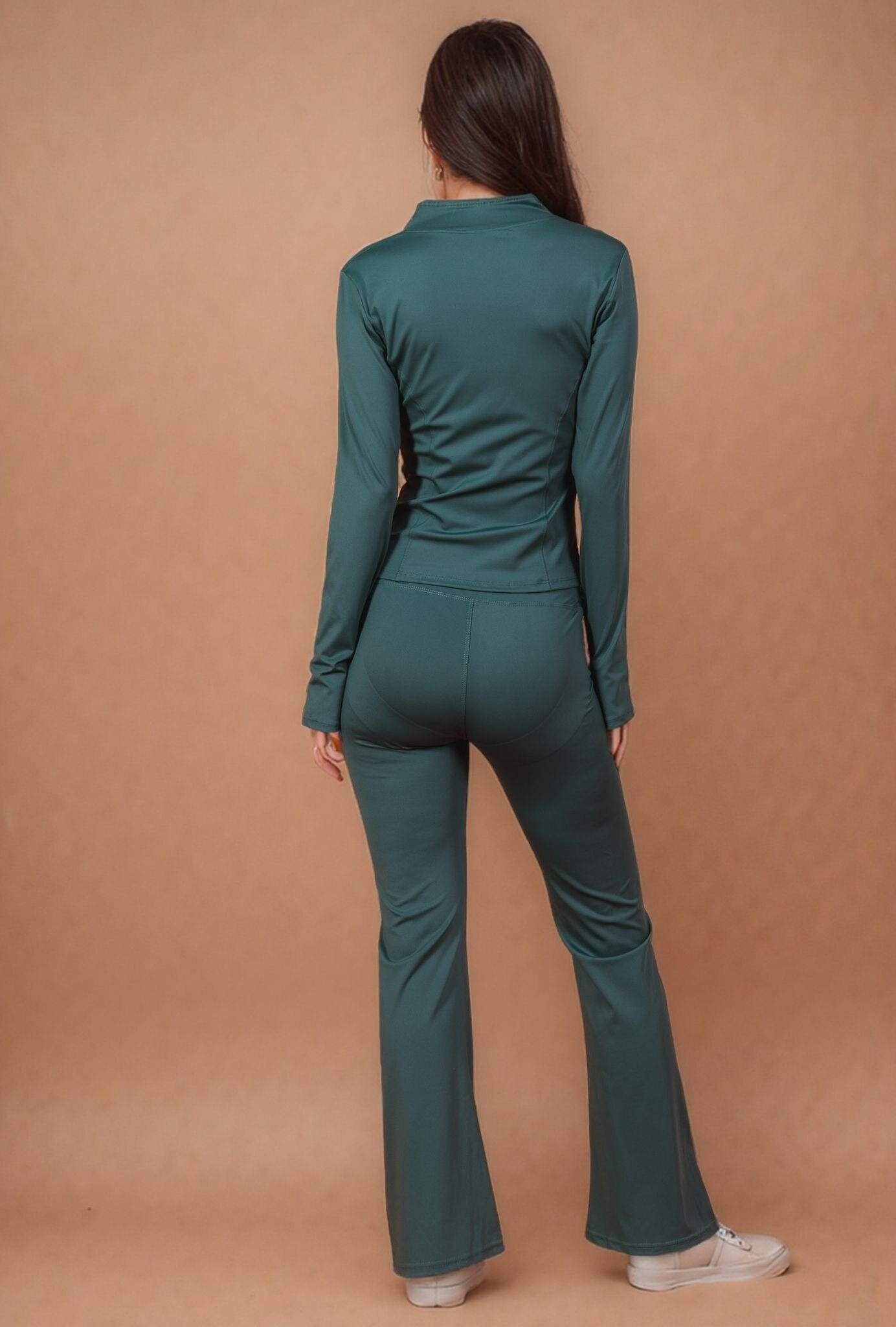 Close-fitting set with zip closure