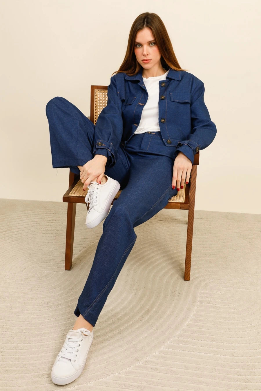 Buttoned cropped jacket + flowy pants set – chic and minimalist look