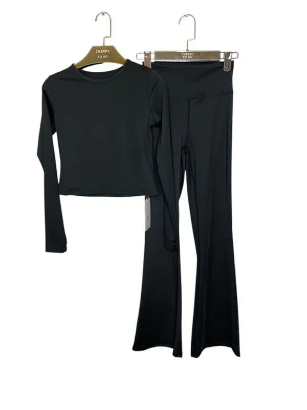 Women's high-waisted flare sports set with long sleeves and shaping fabric