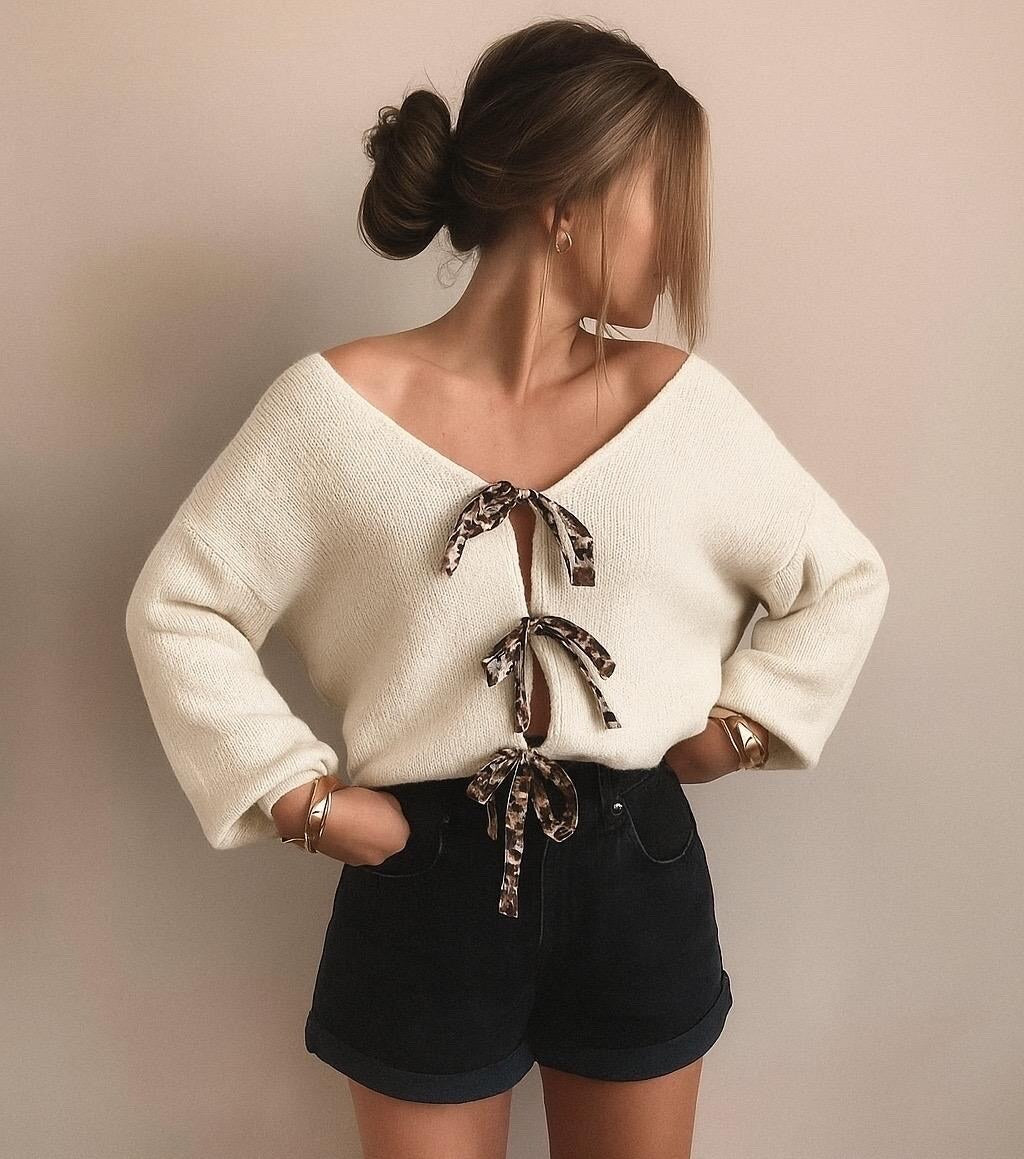 Vest with leopard knots