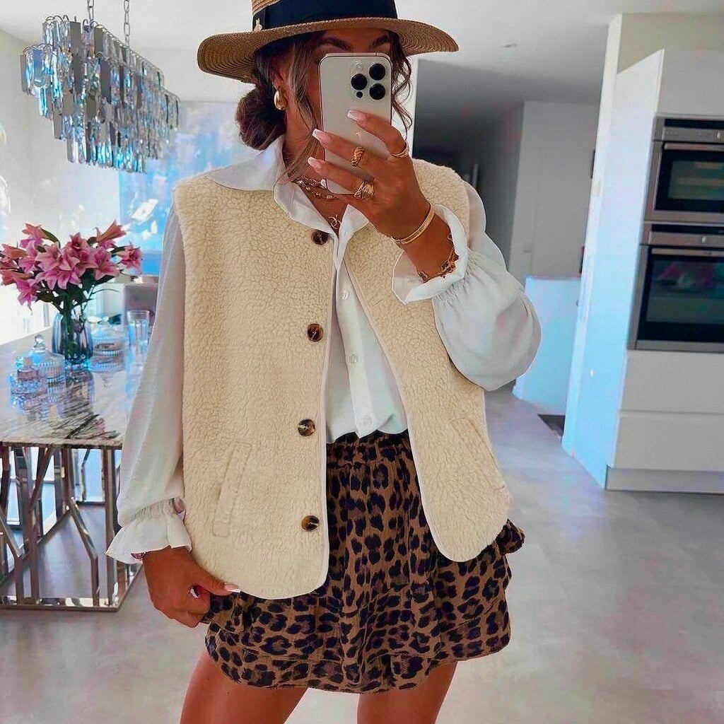 Sleeveless vest with buttons and pockets