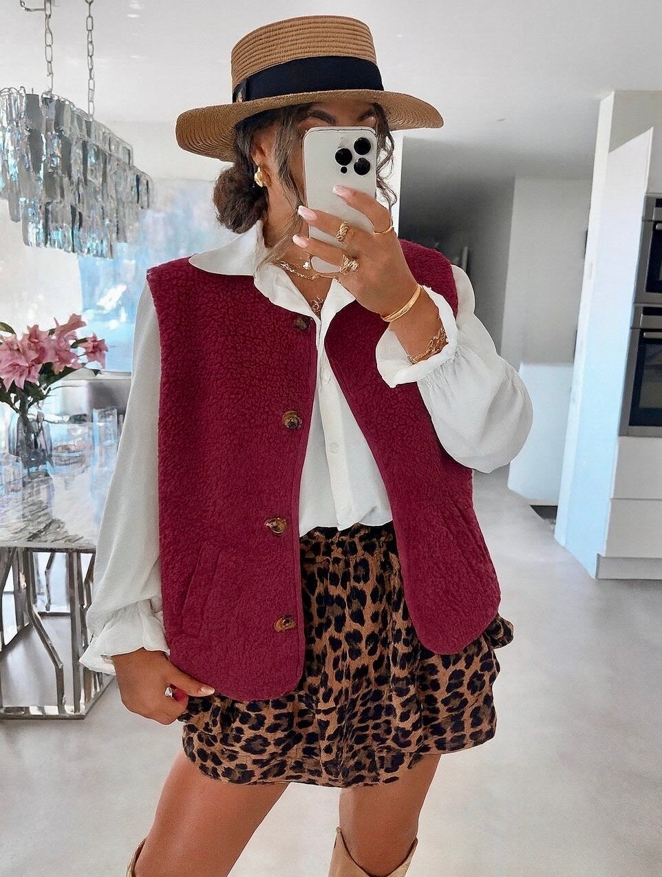 Sleeveless vest with buttons and pockets