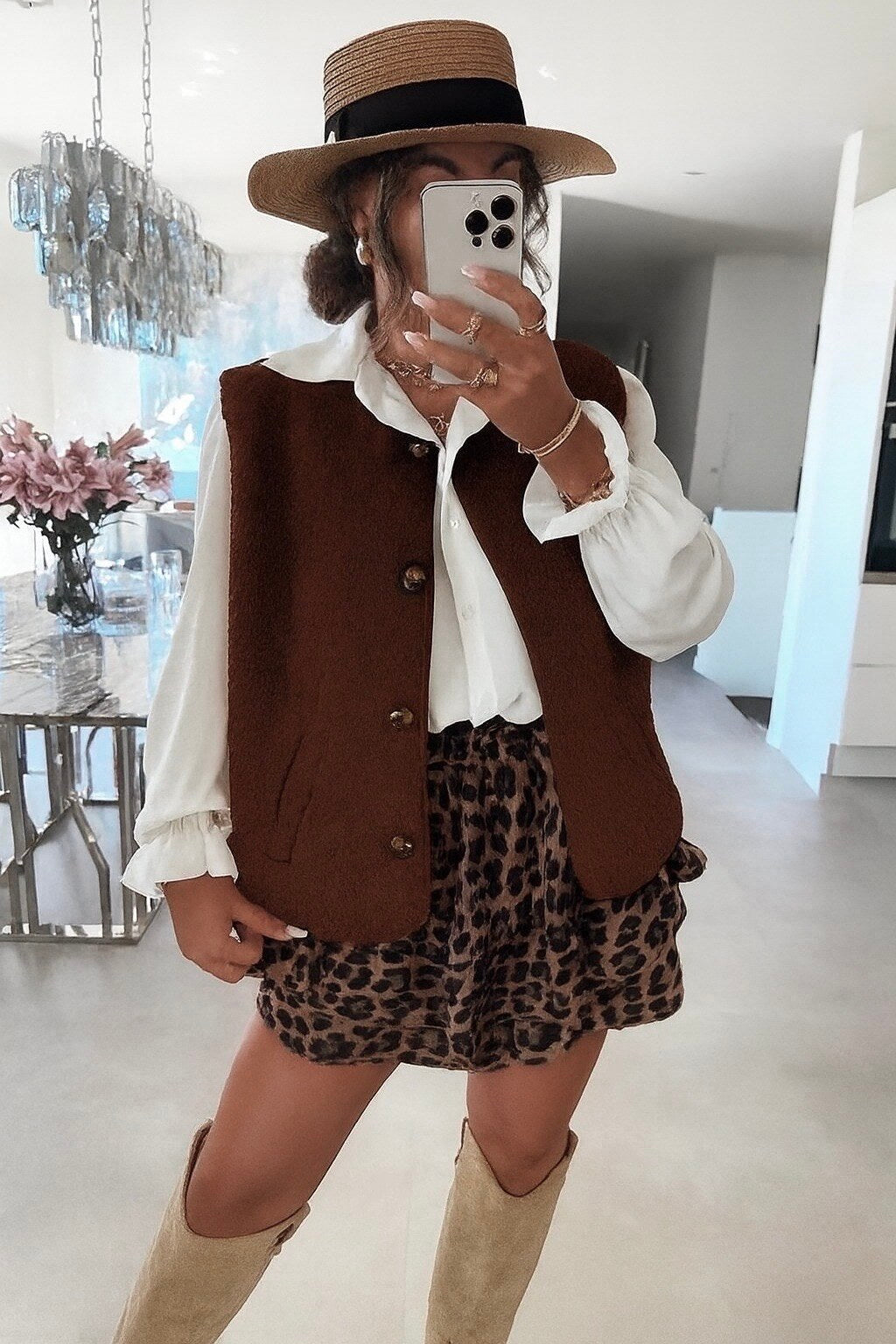 Sleeveless vest with buttons and pockets