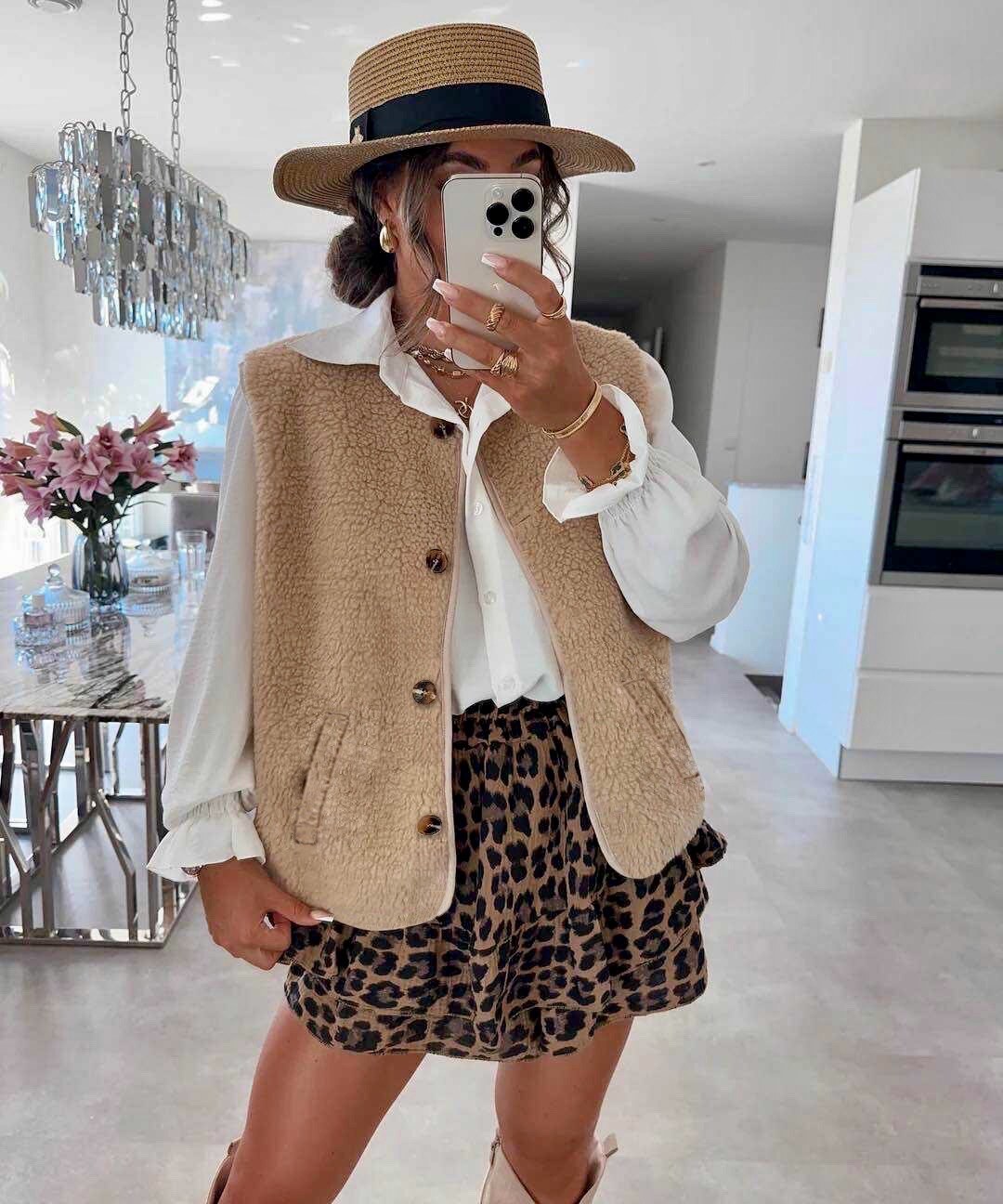 Sleeveless vest with buttons and pockets