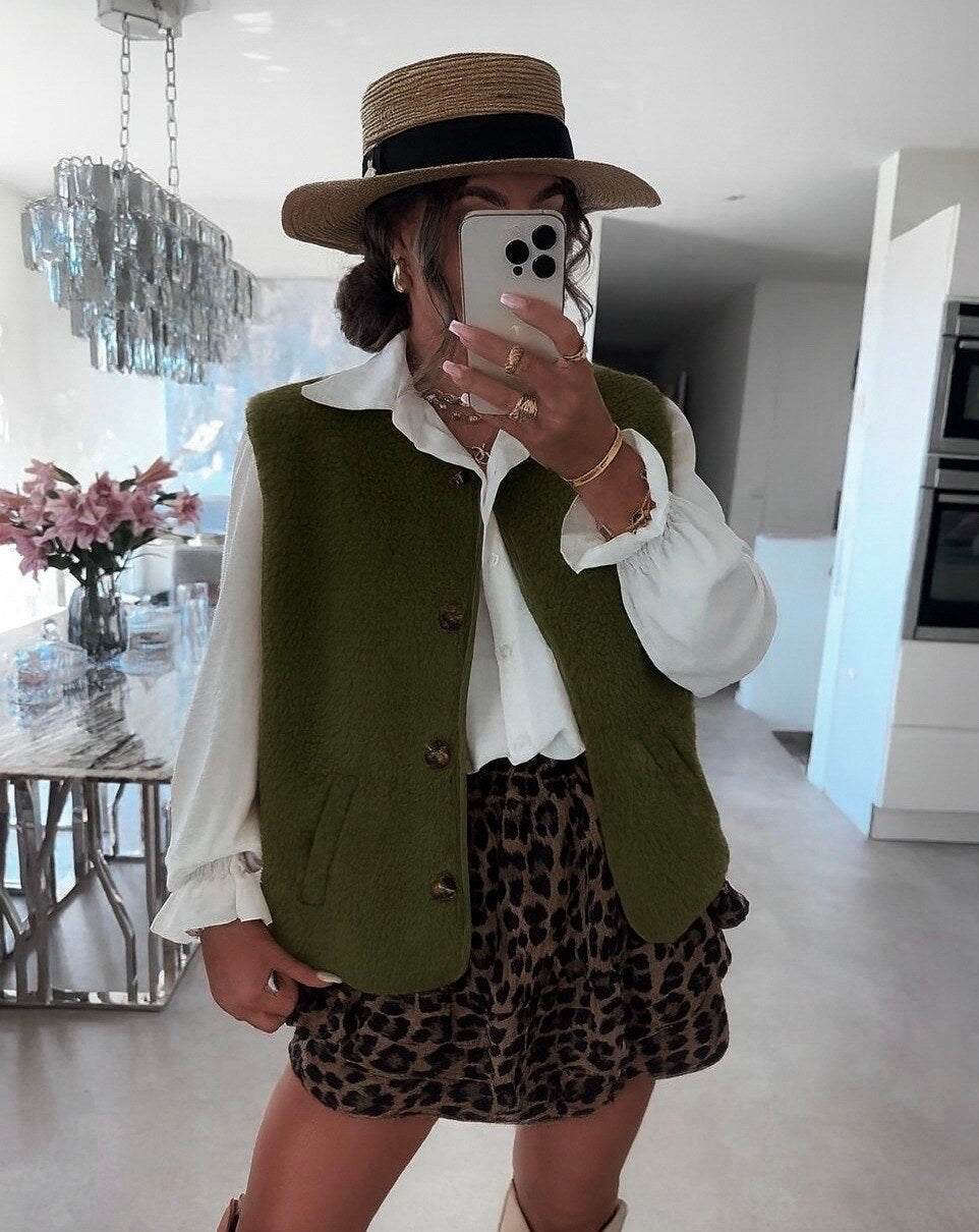 Sleeveless vest with buttons and pockets