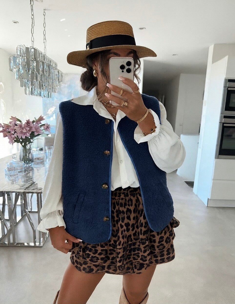 Sleeveless vest with buttons and pockets