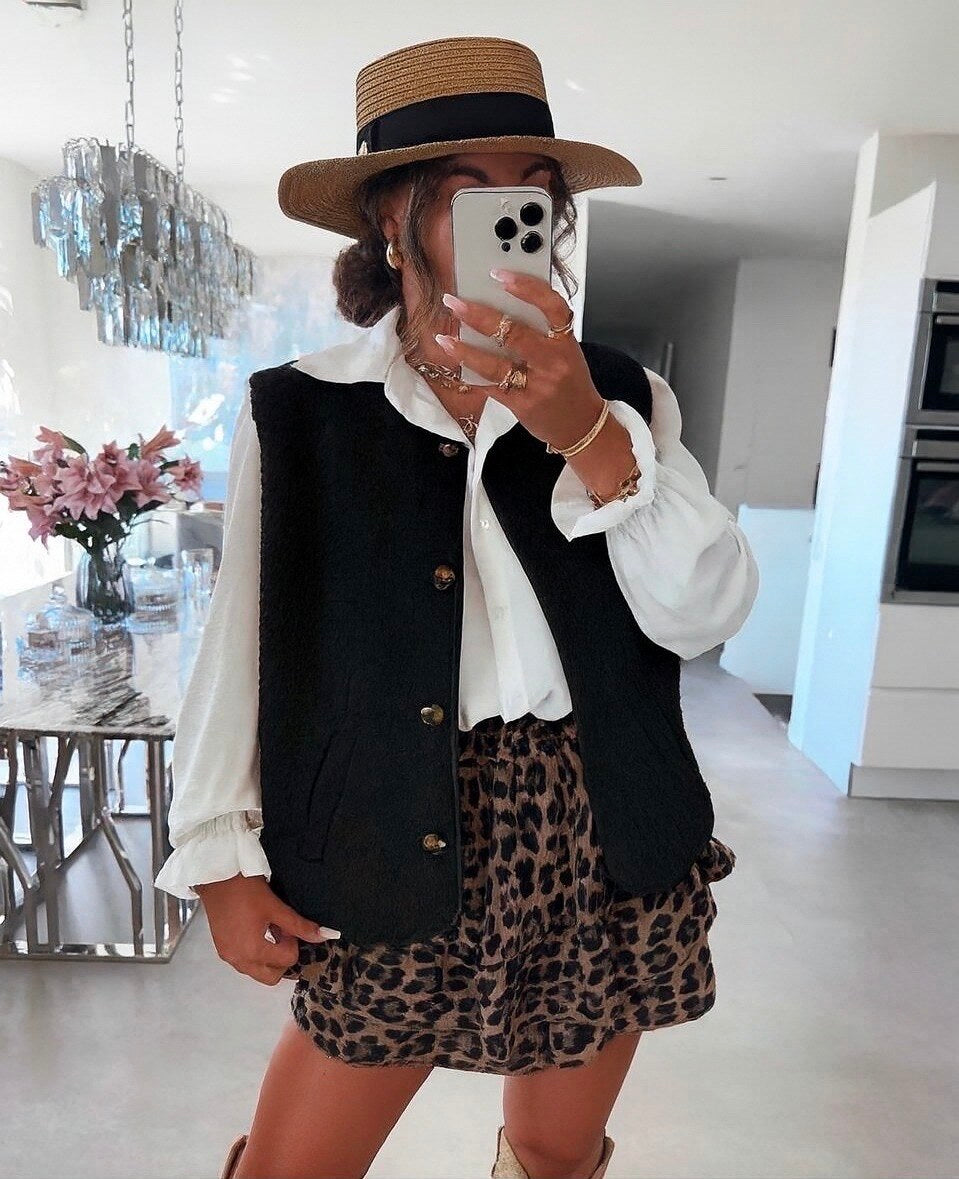 Sleeveless vest with buttons and pockets