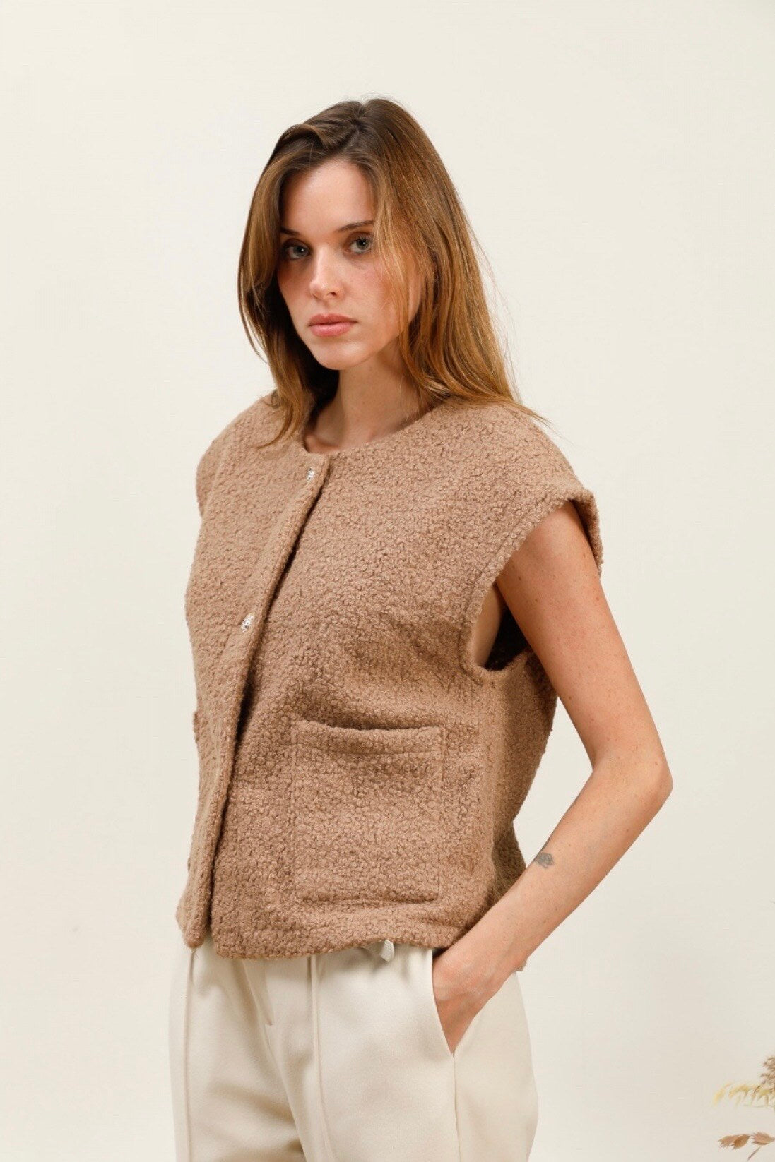 Gold -eyed sleeveless vest with golden button